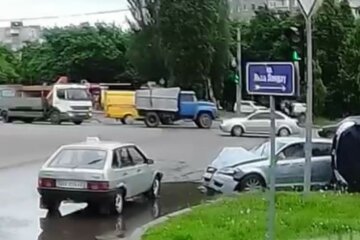 Потрійна ДТП у Харкові потрапила на відео: "автомобіль перекинувся на бік і..."