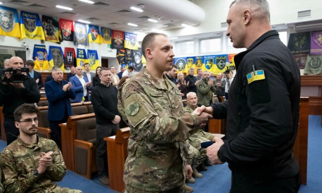 Кличко вручив нагороди військовим «Азову»