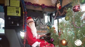 В Днепре водитель автобуса устроил Новый год для пассажиров прямо в салоне: фоторепортаж