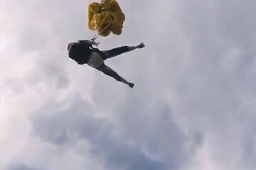 Парашютистка столкнулась с линией электропередач: вспышка попала на видео