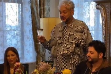 Захмелілий Кіркоров звів Лорак з колишнім і затягнув "Пісню про рушник", кадри: "Рідна мати моя..."