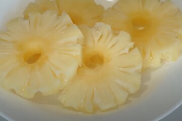 Рецепт нежного салата с курицей и ананасами: удовольствие в каждом кусочке