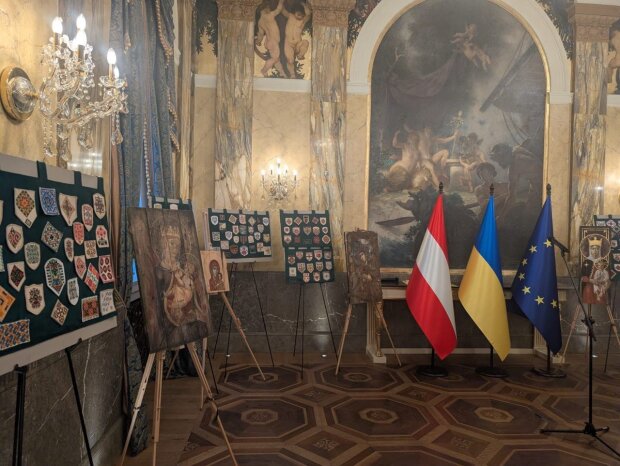 Маленький шеврон — велика історія України: проєкт «Вишитий шеврон-оберіг» представили понад 130 дипломатам у Відні