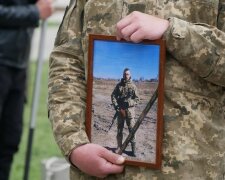 На Дніпропетровщині попрощалися з українським Героєм, кадри: люди не стримували сліз