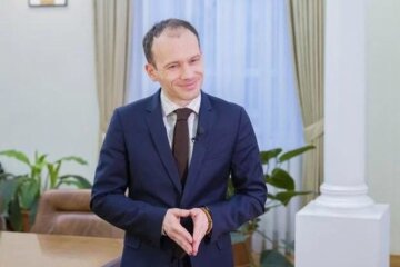 Министр Малюська с зарплатой 226 тысяч ошарашил пикантными фото с женой: "Именно так выглядит..."