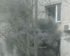 "Там немає військових": окупанти вдарили по пологовому будинку, підіймається чорний дим