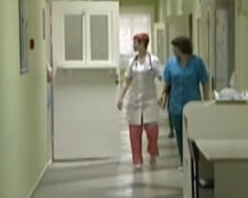 "Медсестри лизатимуть п'яти": збожеволілий пацієнт-мажор побив українського медика, дівчина насилу втекла