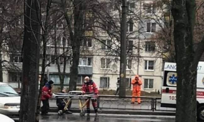 "Нога вывернулась в другую сторону": в Харькове сбили пешехода, переходившего дорогу в неположенном месте