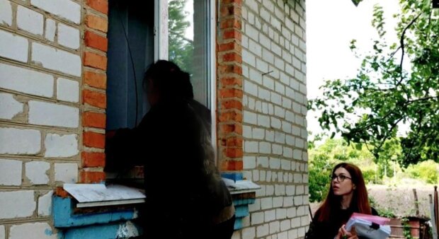 Жінка змушувала 11-річну доньку мародерити: крадіжка потрапила на камеру відеоспостереження