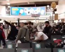 "Лупили один одного руками і ногами": пасажири влаштували побоїще в аеропорту, відео