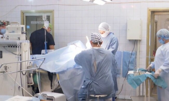 В Днепре врачи изо всех сил борются за жизнь украинского военного: "Мина разнесла авто в клочья"