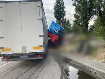 вантажівка врізалася у блокпост на Київщині