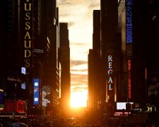 Запечатлены кадры уникального заката Солнца с улиц Манхэттена (фото)