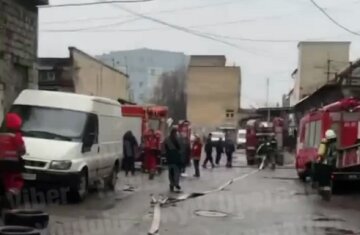 У Києві палахкотить будівля, поруч багато аміаку: рятувальники щосили борються з пожежею