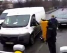 На киевлянина напали прямо на дороге, видео: "Пытался обогнать и..."