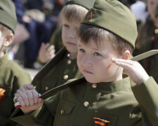 Российских детей подсадили на "новое вооружение", кадры маразма: "Чердак поехал совсем"