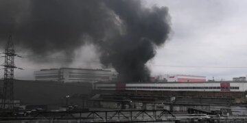 "Гордість" Росії у вогні: палає величезний завод, кадри з місця