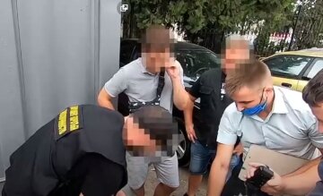 В Одессе мужчине грозит 12 лет тюрьмы за посылку на почте, видео: "попросили знакомые"