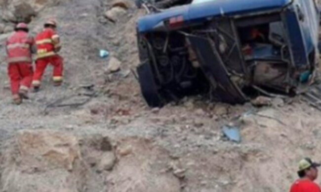 Автобус с людьми рухнул в пропасть с высоты 300 метров, десятки жертв: кадры и детали трагедии