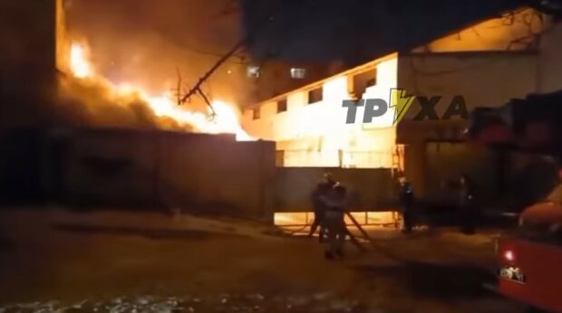Рятувальники п'ять годин гасили пожежу на Харківщині, відомо про жертви: кадри з місця