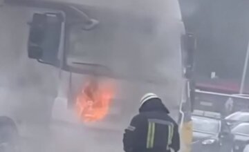У Києві на дорозі палає фура, місто стоїть у заторі: відео моменту НП