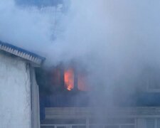 Пожар охватил многоэтажку в Одессе, спасатели не справляются с огнем: кадры ЧП