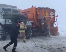 Україна потопає в снігу, кілометри доріг паралізовані: де ситуація найгірша