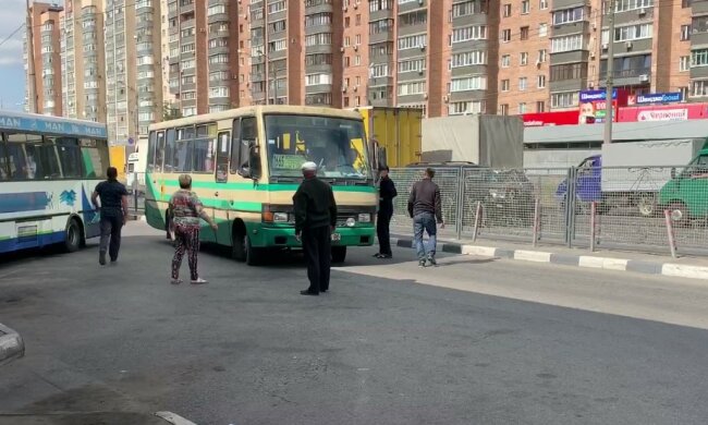 Пассажирам пришлось толкать автобус на фоне "успешного Харькова Кернеса": эпичное видео