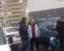У Києві водій розбив обличчя жінці з двома дітьми, відео: "Навіщо машину вдарила?"