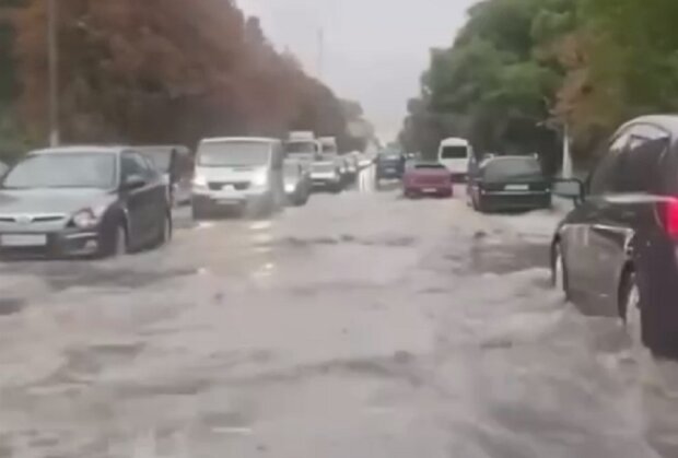 Одесу топить проливним дощем, відео нещастя:
