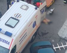Українець впав на машину швидкої з 7-го поверху, кадри: "До цього побив сестру"