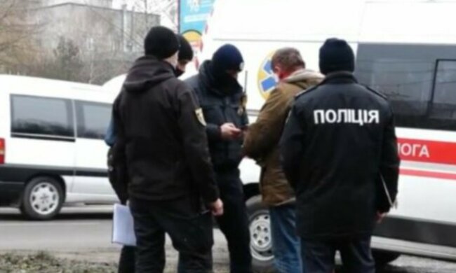 В Харькове мужчина набросился на патрульных с оружием: кадры схватки