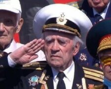 На параде Путина засветился "самый дорогой" ветеран в мире, фото: на уровне Сталина и Брежнева