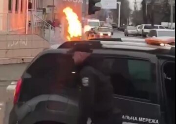 Чоловік облив себе пальним і спалахнув полум'ям посеред перехрестя: відео від очевидців