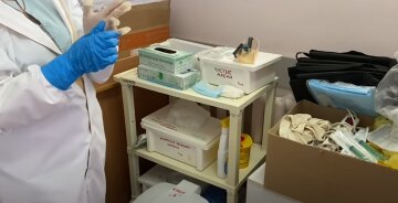 Российских врачей заставляют отдавать часть зарплаты жителям "ЛНР": скандальные подробности