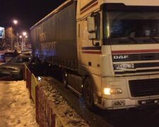 Водій на фурі вдарив іномарку, авто потрапило під причіп: кадри ДТП в Одесі