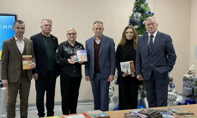 "Святий Миколай — дітям Харкова": Микола Томенко передав українські книги та подарунки підземній школі