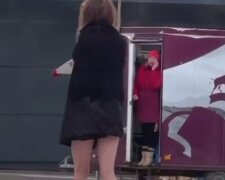 Дівчина в одному рушнику йшла в мороз по Харкову, відео: городяни сторопіли
