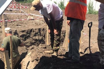 Под Одессой откопали траншеи с останками людей, кадры с места: "Тел настолько много, что..."