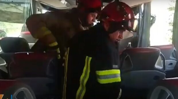 Рейсовий автобус протаранив вантажівку під Одесою: з'явилося відео з місця трагедії