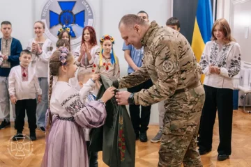 От маленьких читателей – великому генералу: дети вышили Главе СБУ уникальную рубашку-оберег