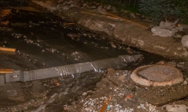 У Дніпрі прорвало каналізацію, вода добігає до Набережної, відео: "Сморід несусвітній"