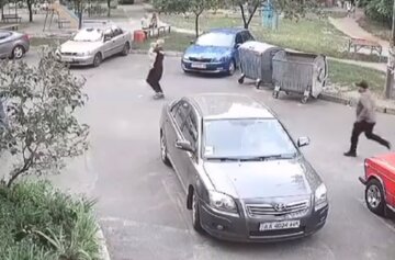 В Киеве младенца вырвали прямо из рук матери, появилось видео: "Полиция бессильна"