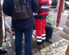 "Скорая ехала на вызов час": в Одессе мужчина ушел из жизни прямо на скамейке, кадры трагедии