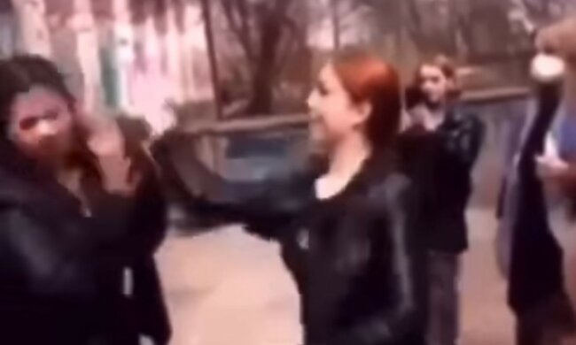 В Крыму толпой избили девочку крымскотатарской национальности: вопиющие кадры