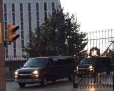 Российские дипломаты бегут из США на машинах без номеров (видео)