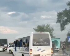 Момент нападу на автобус під Харковом потрапив на відео: "розбили битами скло і ..."