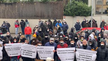Под посольством Украины в Праге прошел митинг украинской диаспоры в поддержку закрытых оппозиционных телеканалов