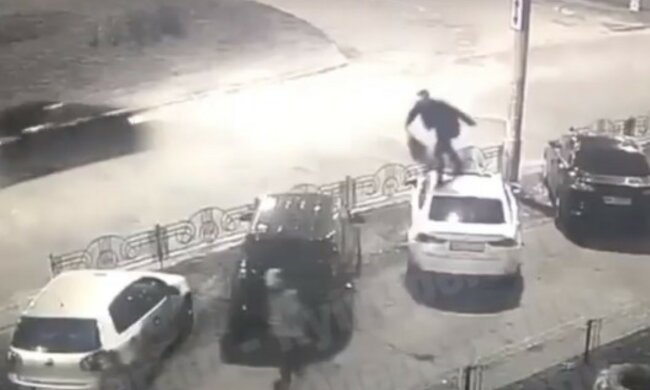 Неадекват устроил переполох в Киеве: "бегал по крышам авто", видео безумия