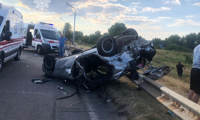 Трагедія у Дніпрі: в серйозній ДТП обірвалося життя однорічної дитини, кадри з місця аварії
